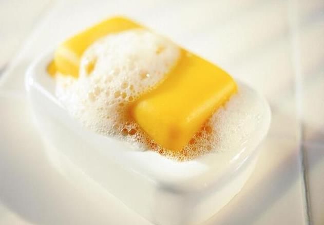 后背螨虫超级多？只要1勺盐，不到一毛钱，螨虫全部死光光！