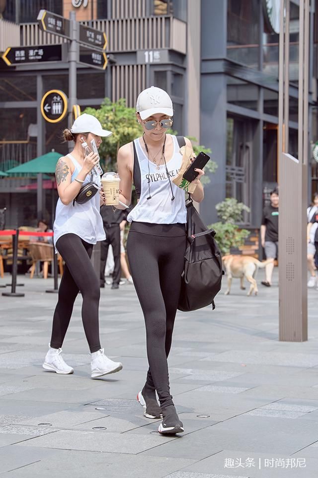 打底裤美女，修身运动的搭配，展现出紧绷的腿部曲线！