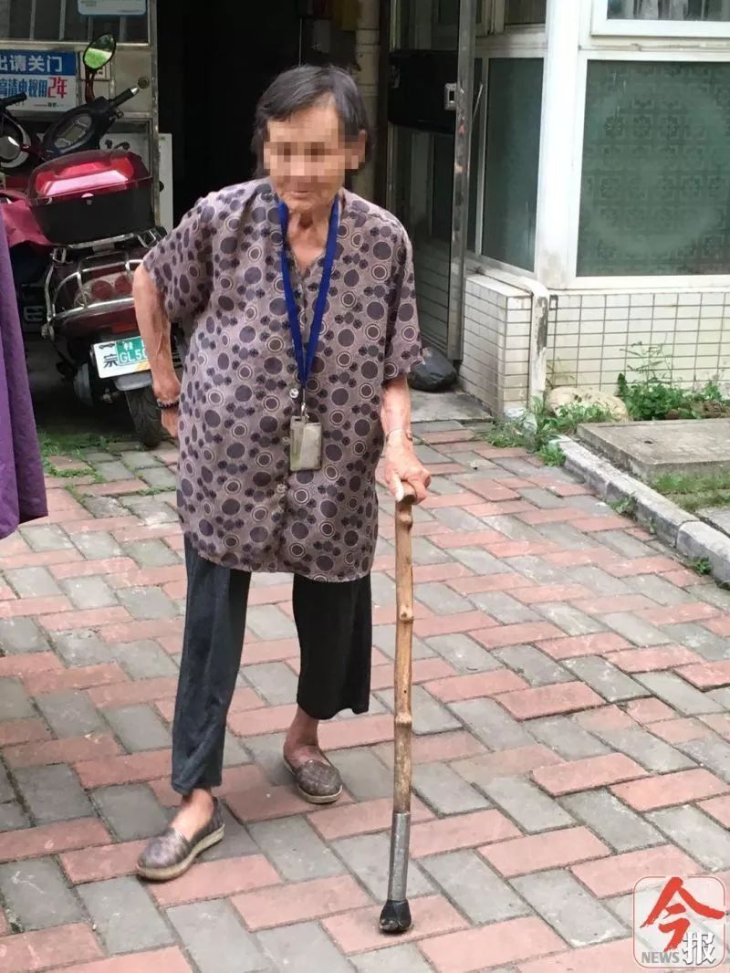 柳州一老人疑被关阳台射水虐待，网友拍视频发朋友圈报警，家人称