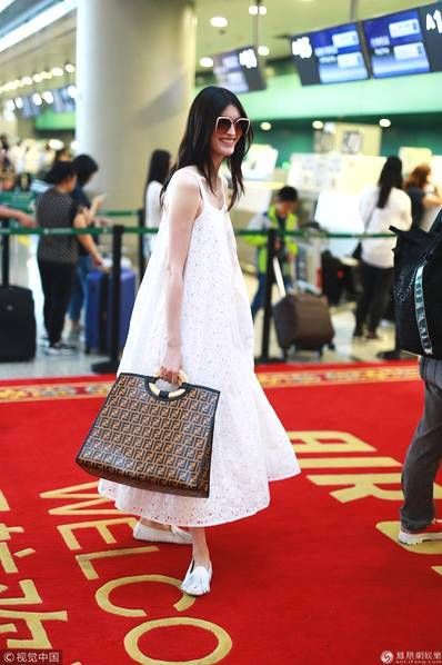 何穗穿白色长裙秀锁骨 裙摆飘飘似仙子