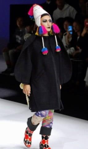 “小虎队”陈志朋时装周造型奇葩放飞自我，网友纷纷说道辣眼睛