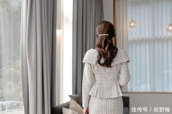  朦胧：孙允珠：灰调朦胧网格燕尾职业西装裙写真