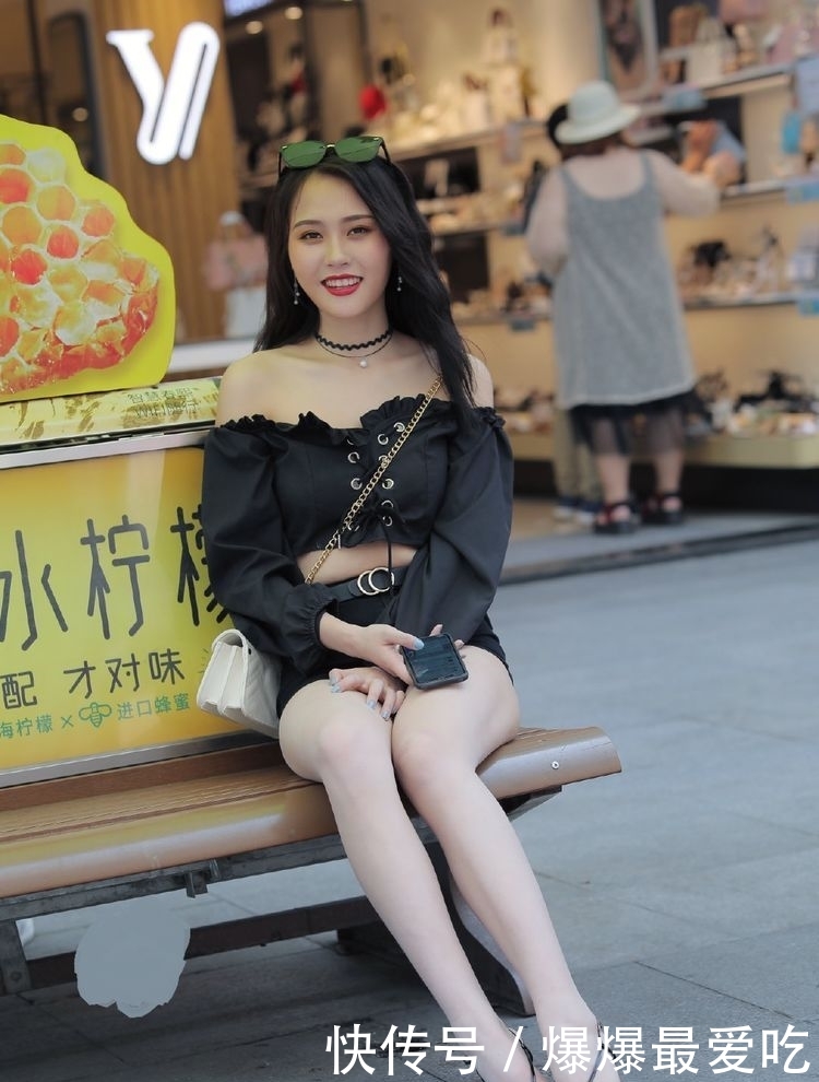 「笑容」路人街拍:一身黑的甜酷女孩,笑容好治愈啊!