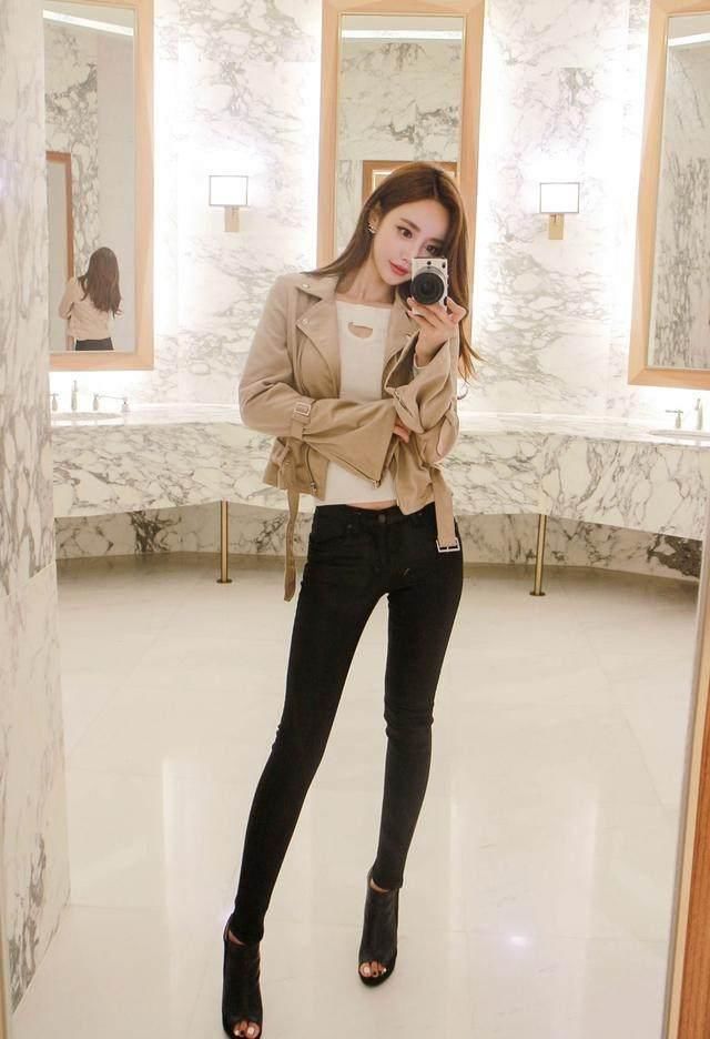 牛仔裤的魅力，穿出修长腿部，时尚尽显！