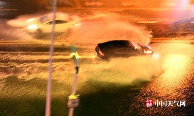 强对流天气来到 重庆多辆汽车被淹