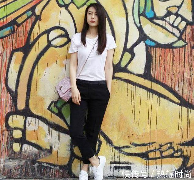 陈妍希一家三口现身机场, 大家却被她脚上的鞋子圈粉, 真心好看