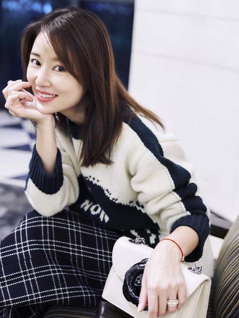 林心如启程纽约时装周, 自信搭配平底鞋, 颜值居然回春了!