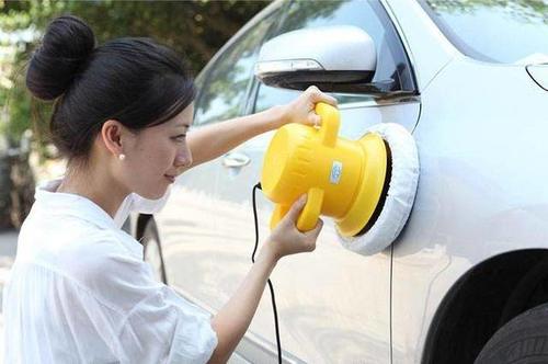 不管开啥车，车内灰尘多别用毛巾擦！教你一个土法子，天天开新车