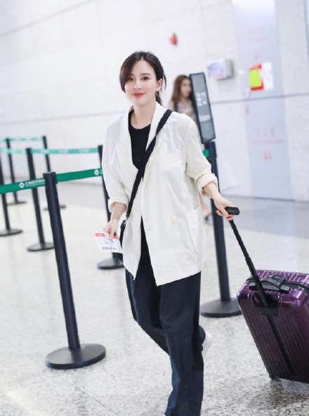 熊乃身穿西服外套+直筒裤现身，简单大方，网友:包包太丑了!