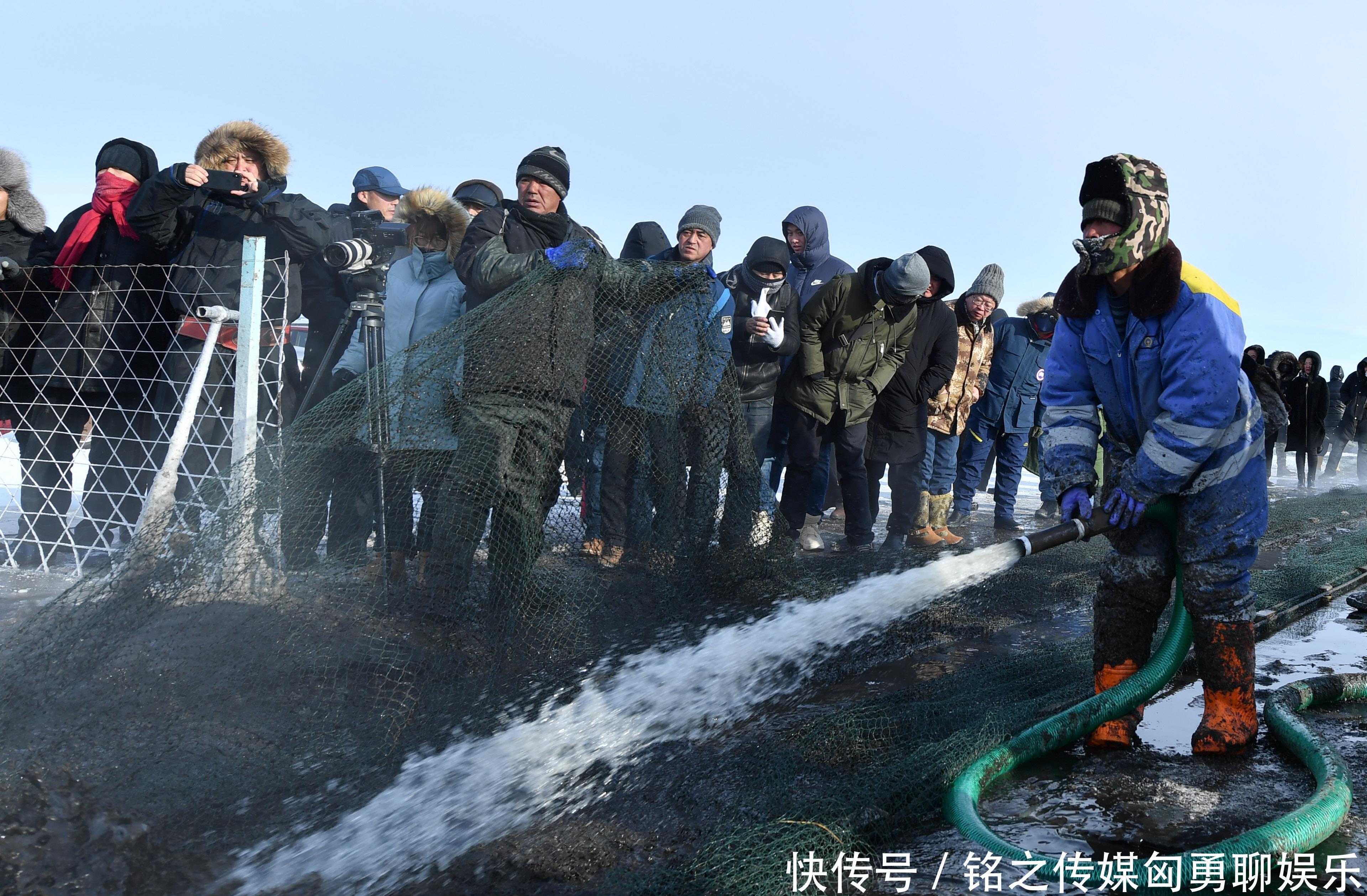 内蒙古雪原上的冬捕