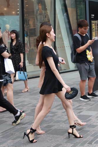 街拍，美女长相靓丽，穿着小清新，气质像小仙女一般令人赏心悦目