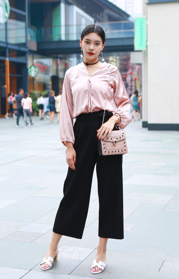 美女突显几分恰到好处的小性感与柔情，甜美可人，非常养眼！