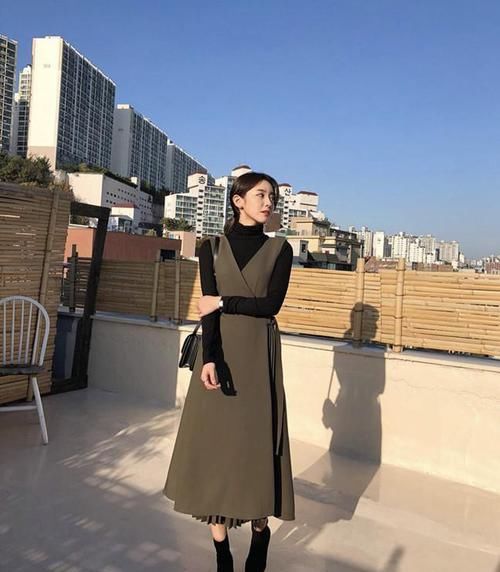  #女人#身高155的女人别乱穿，今年流行这种“显高”穿法，比高跟鞋实用
