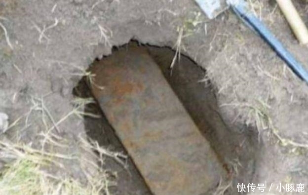 男子耕地挖出了大铁盒, 打开后不淡定了, 直接就报了警