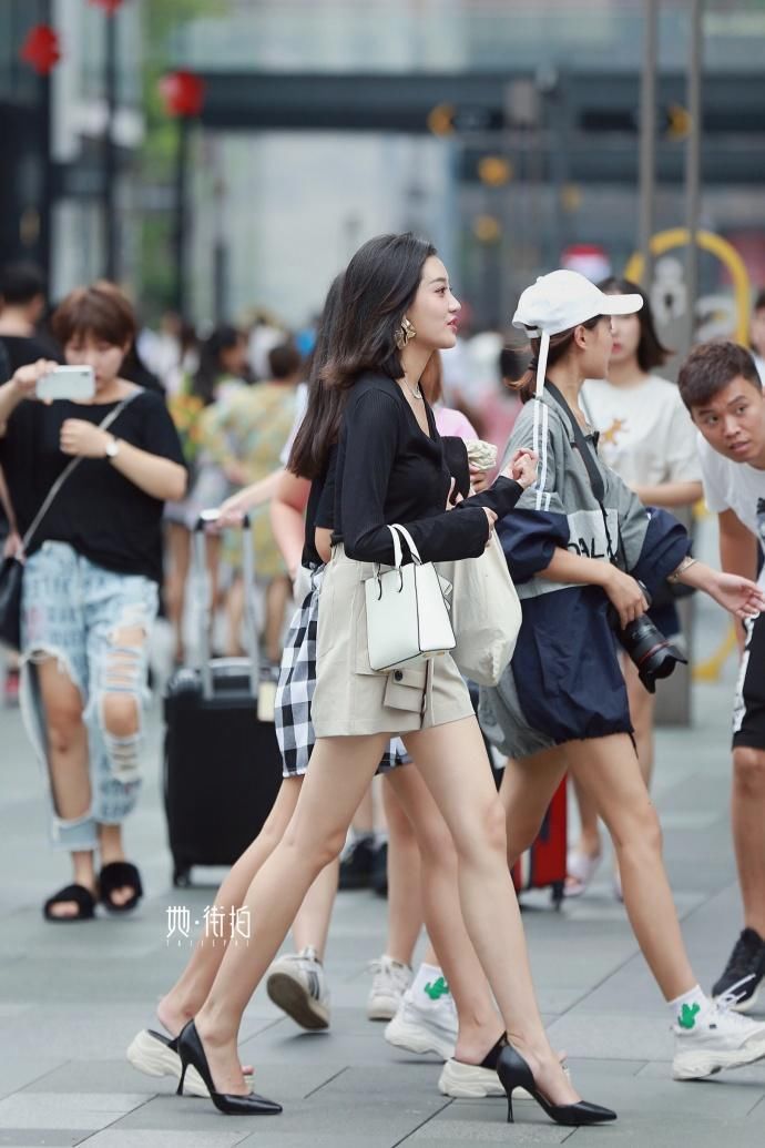 街拍:紧身T恤搭配毛边短裤，甜美清新，小姐姐大长腿让人羡慕