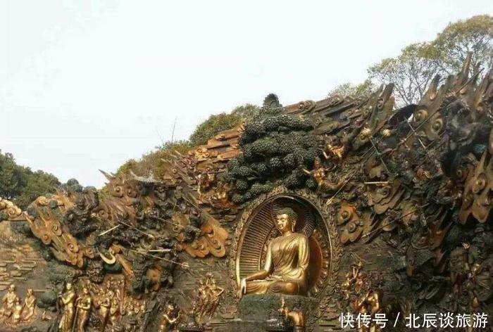 此地门票高达两百多元，遭到游客吐槽却从不降价，且又造3个景点