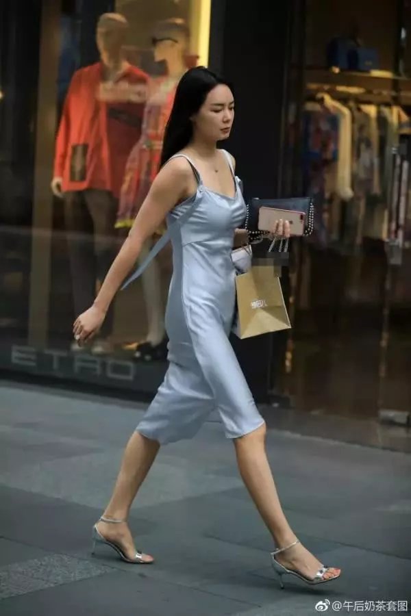 街拍：这样的真丝吊带裙，这个小姐姐一不小心就会走光