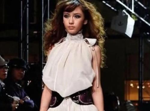 『杨颖』杨颖17年前的嫩模照被扒出，看到她走T台的样子，我感觉世界的星星都亮了