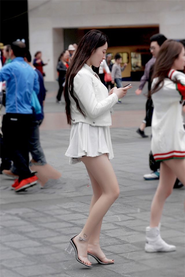 街拍路人，夏日的街头从都不缺时尚的元素，个个都是那么光鲜靓丽