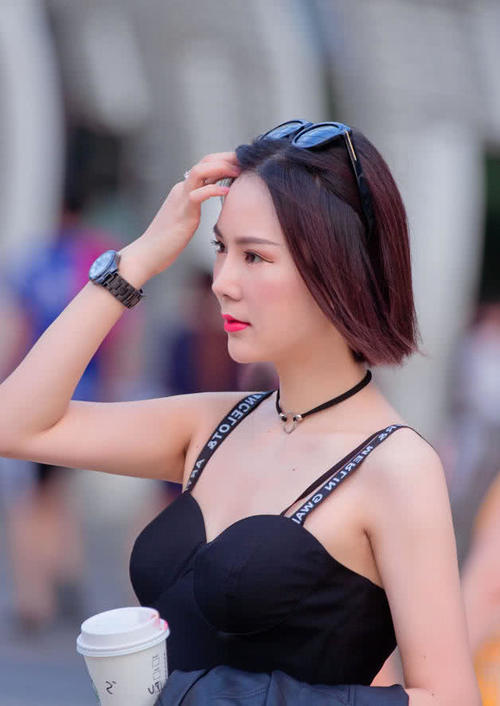 时尚辣妈穿吊带裙勾勒凹凸有致的身材曲线，很吸睛