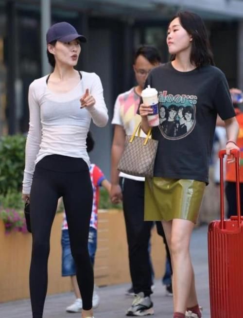  小姐姐@街拍：沉鱼落雁的美女，一件碎花连衣裙外搭开衫，时尚优雅气质