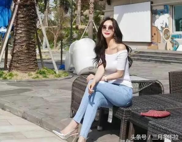 时尚牛仔展活力，清新修身又性感，点评:跟着感觉走绝不脱潮流