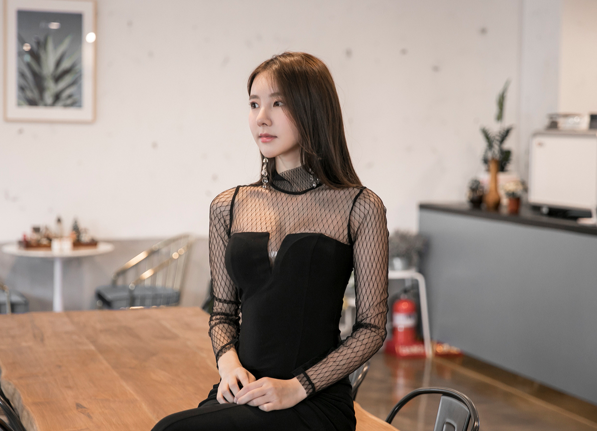 小姐姐一袭黑色网纱连衣长裙，尽显庄重大气的美