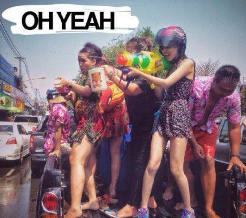 妹子，空有一双大长腿身材倒是挺胖的啊，裙子都被撑成啥样子了