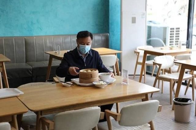 『营情况』高新区领导带头体验“堂食”提振市场消费信心