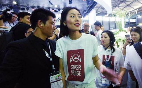 刘雯素颜被拍，网友：这和化妆没差别啊！