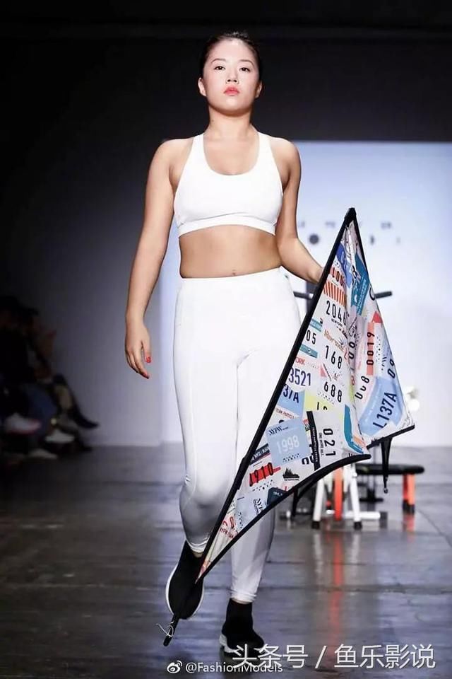 王菊近照认不出，腰部赘肉双下巴抢镜，网友：大码模特了解下！