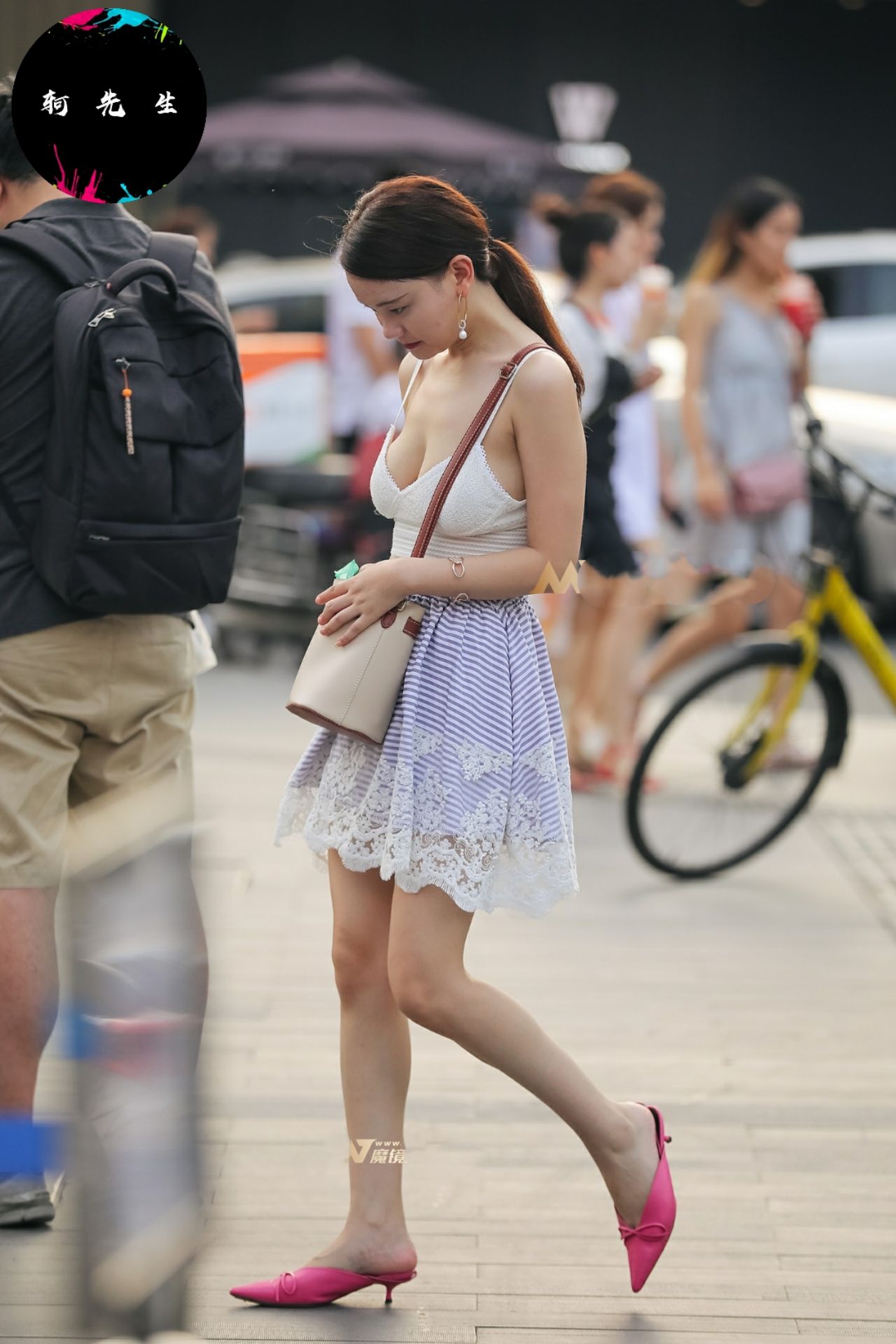 街拍“图一无法自拔，如果图五是你女朋友，会允许她这样穿吗”