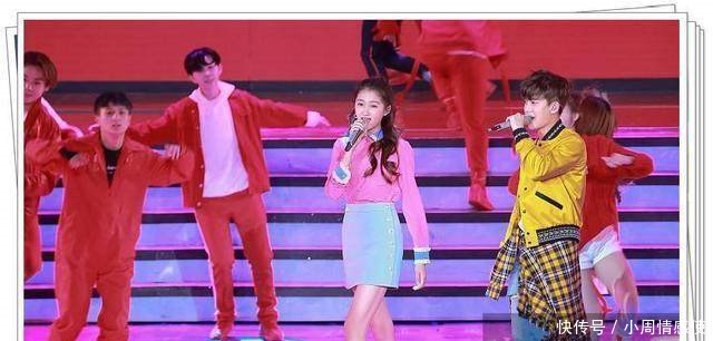 许晴够狠！49岁穿娃娃领裙不输20岁关晓彤，网友年龄只是摆设