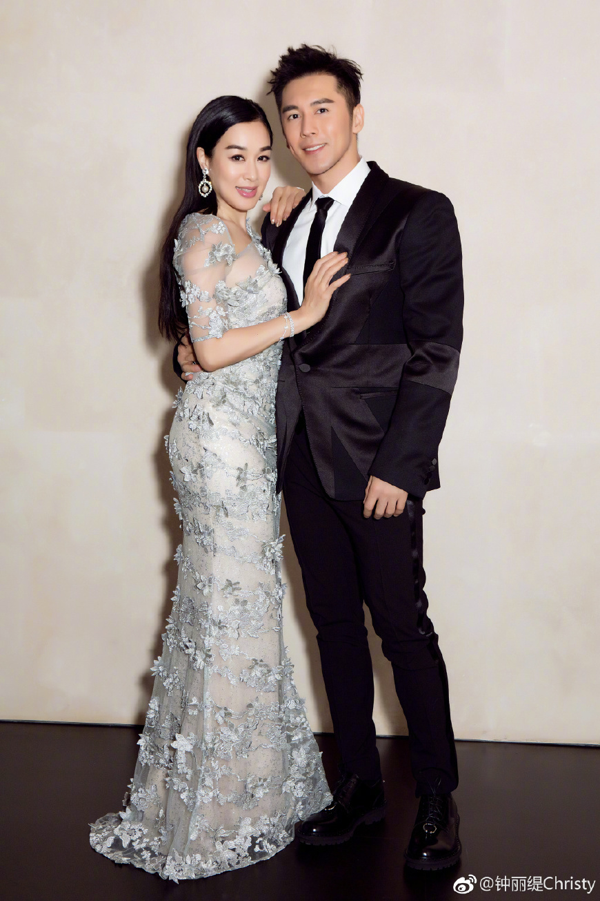 48岁钟丽缇厉害了！一袭抹胸长裙秀傲人事业线，网友：像28岁姐姐