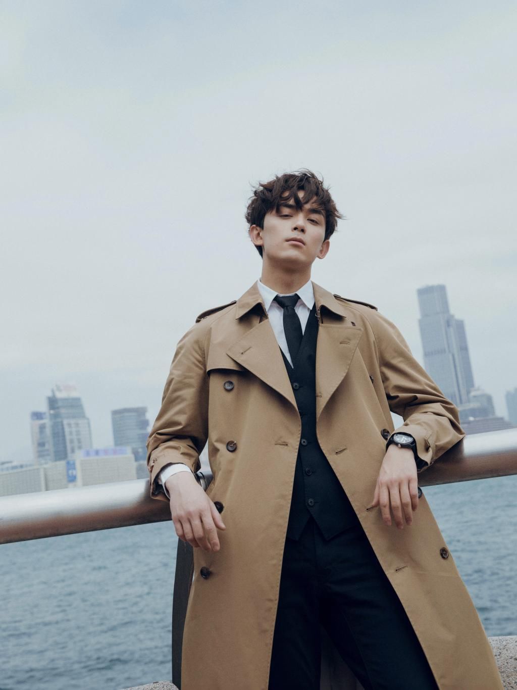  「高度」男星钟爱的春季时尚单品？一件卡其色风衣，就能帅出新高度