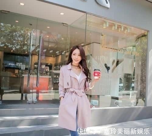 「常见」风衣搭配牛仔裤子,时尚潮流更显气场