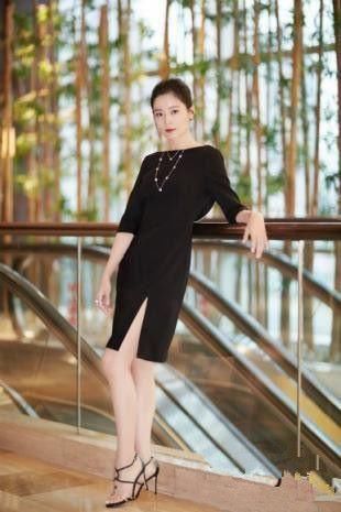 “纯妃”王媛可厉害了，用钩子支撑裙带玩性感!真不怕走光吗?