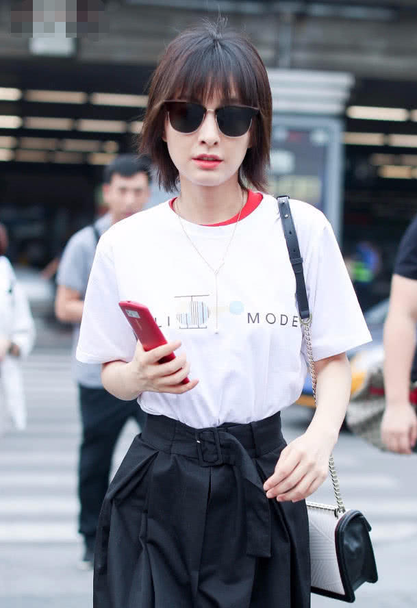 服了吴昕，大热天的穿2件T恤，难怪下身的裙子要开个口子散热！