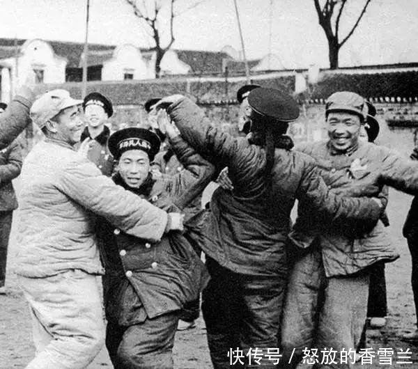  食堂@50年代罕见老照片农民斗地主，公社食堂吃大锅饭