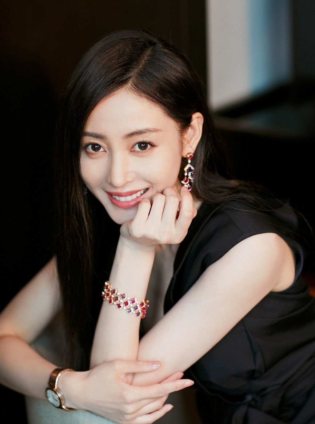 张天爱黑色装饰优雅干练，秀出白皙美腿