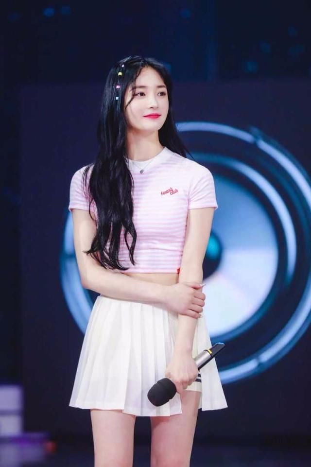 周洁琼不仅身材好，百变穿搭风格更是撩人，有望成为下一个宋茜！