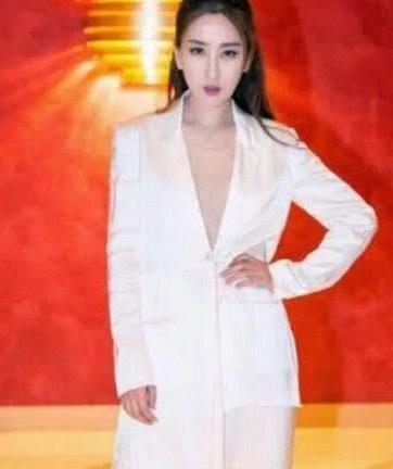 马苏放飞自我，短裤越穿越短，还不如不穿更舒服。网友：这膝盖伤