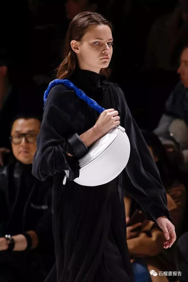 不一定要买大牌，最酷的小姐姐都在背这只包