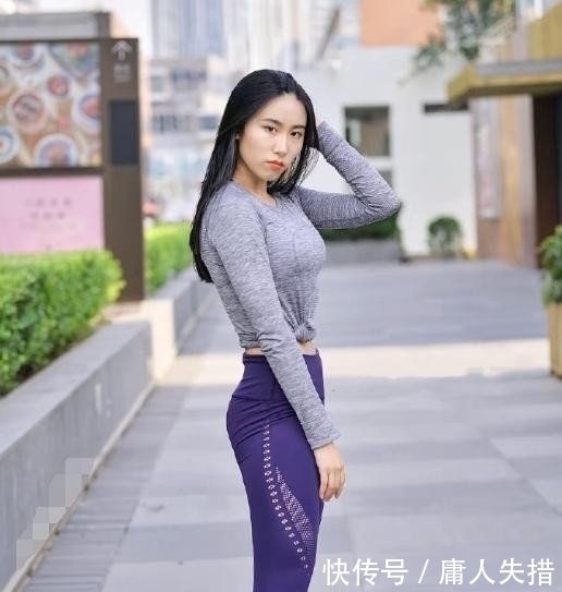 『美女』街拍:时髦有致的紧身打底裤美女,打扮非常独特,轻松穿出女神风格