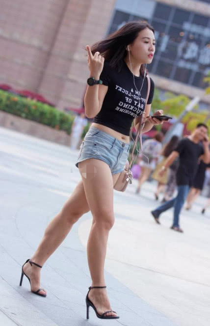 丰满的小姐姐穿着短裤搭配黑色短袖体恤，勾勒出迷人的臀部曲线