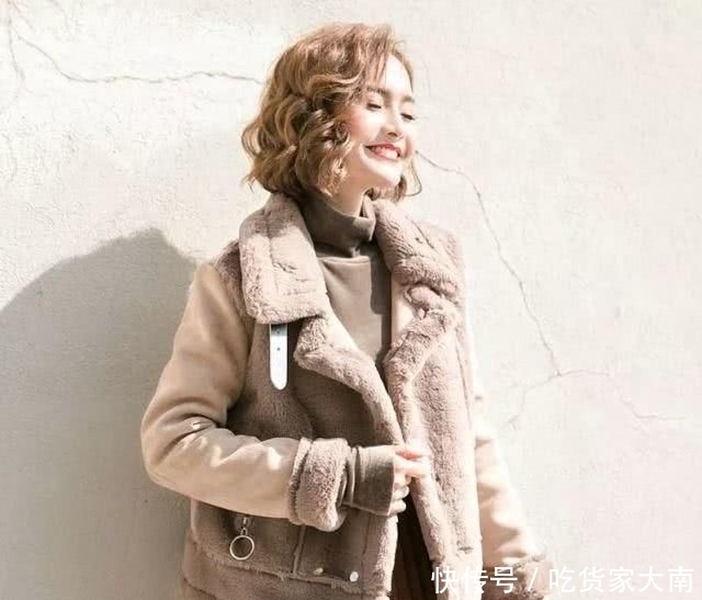『小瞧』别小瞧这羊羔毛,保暖减龄不比羽绒服差,大雪天配雪地靴刚好