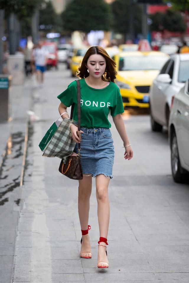 街拍，长得好看，不如穿得好看，这几款时尚穿搭，你值得拥有!