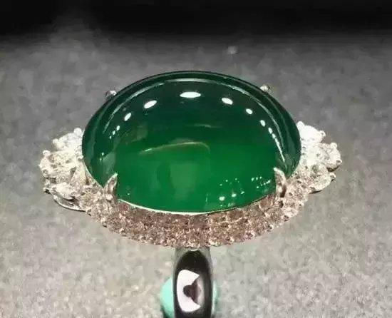  『专家』为什么专家看一眼就知道翡翠值不值钱?