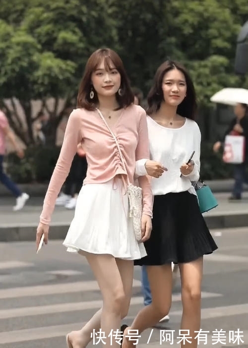  [美女]美女太“年轻”了,和女神穿闺蜜装,腿像10年没洗一样,佩服！