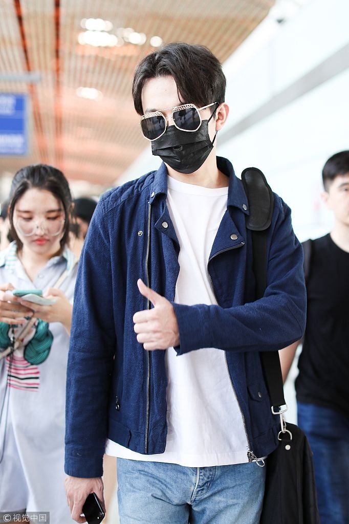 “进口小哥哥”迪玛希口罩墨镜全副武装派头十足 对迷妹竖大拇哥